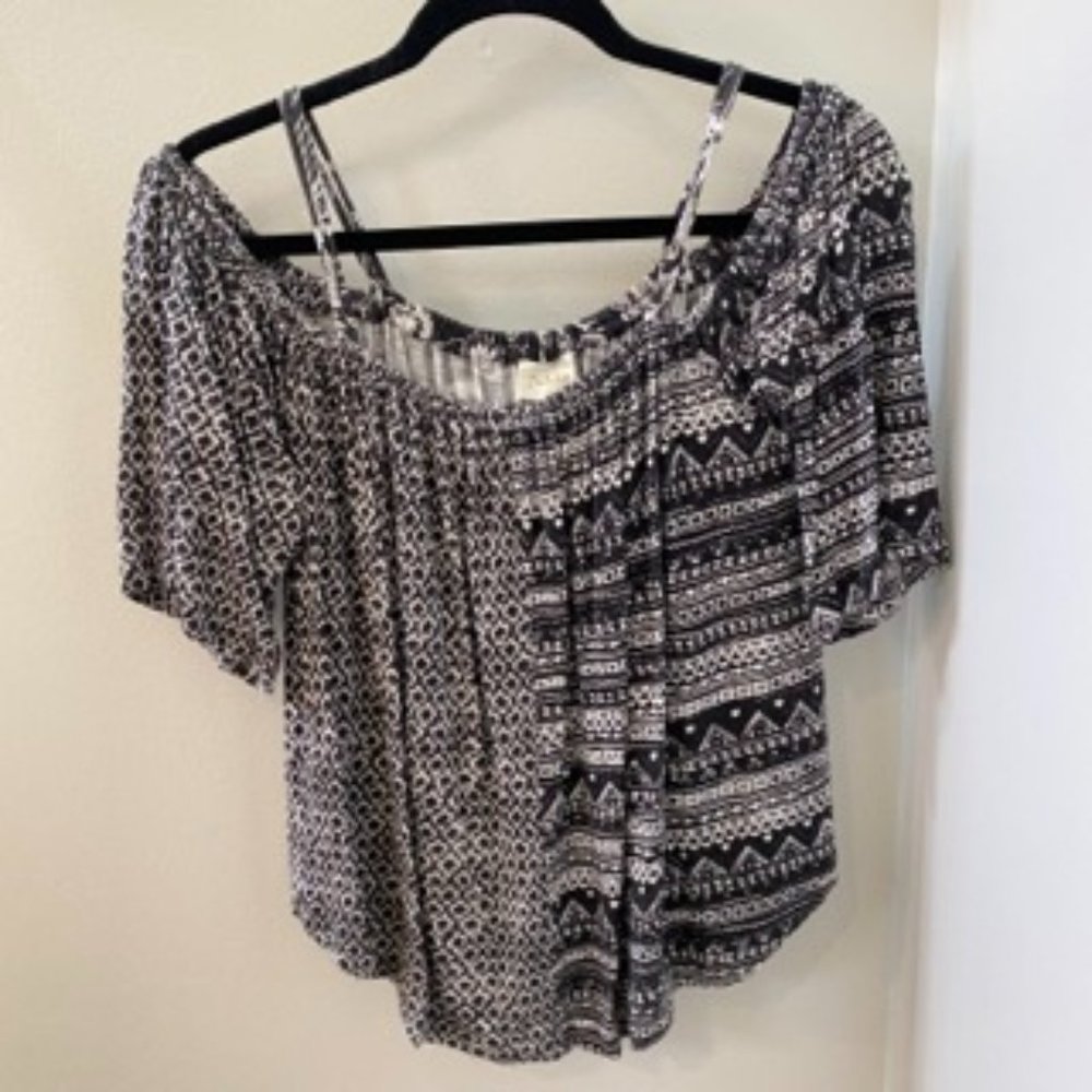 Off- the-shoulder black and white patterned shirt